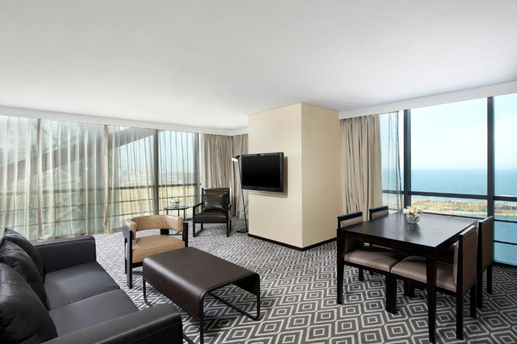 TV a/nebo společenská místnost v ubytování Four Points by Sheraton Qingdao, West Coast