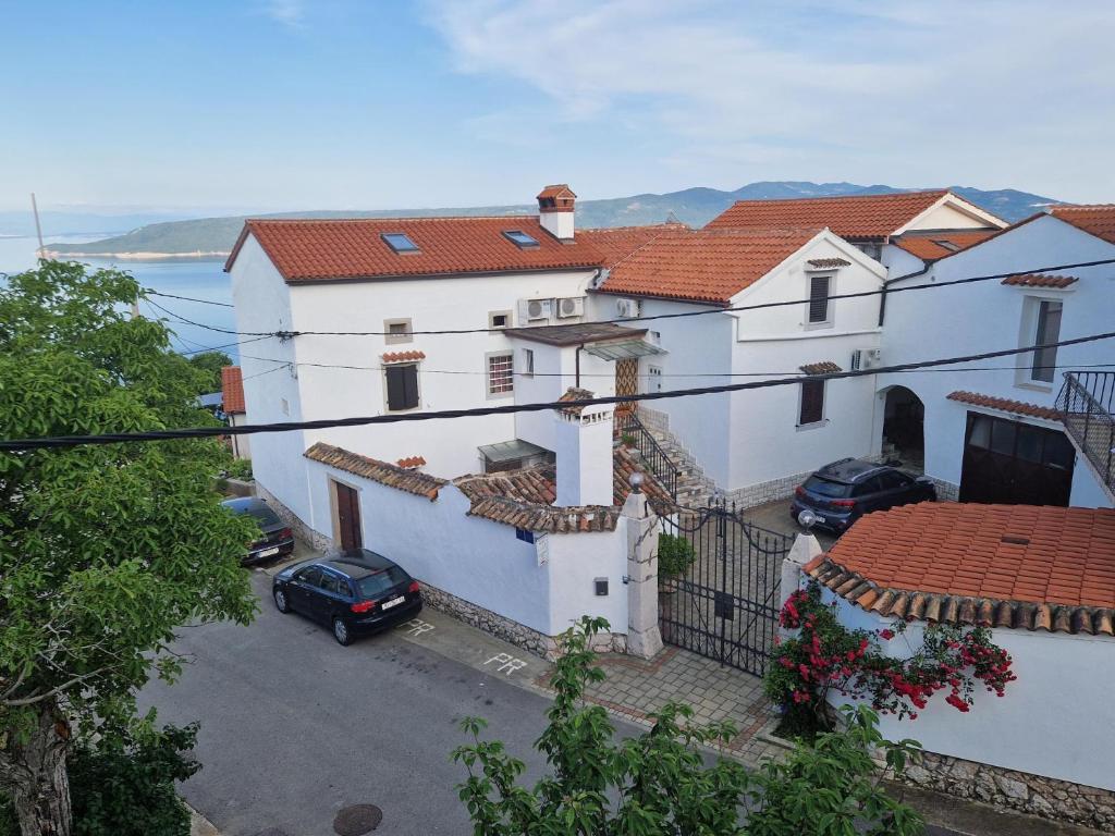 z góry widok na dom z samochodami zaparkowanymi na ulicy w obiekcie Guesthouse Villa Galovic w mieście Brseč