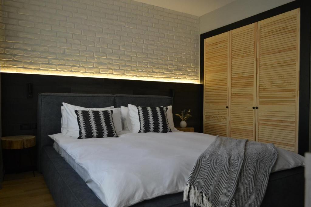 A bed or beds in a room at Pensiunea Amonte