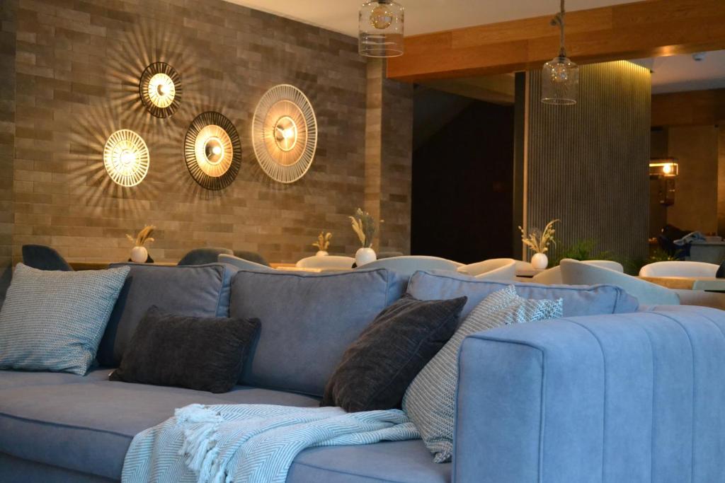 A seating area at Pensiunea Amonte