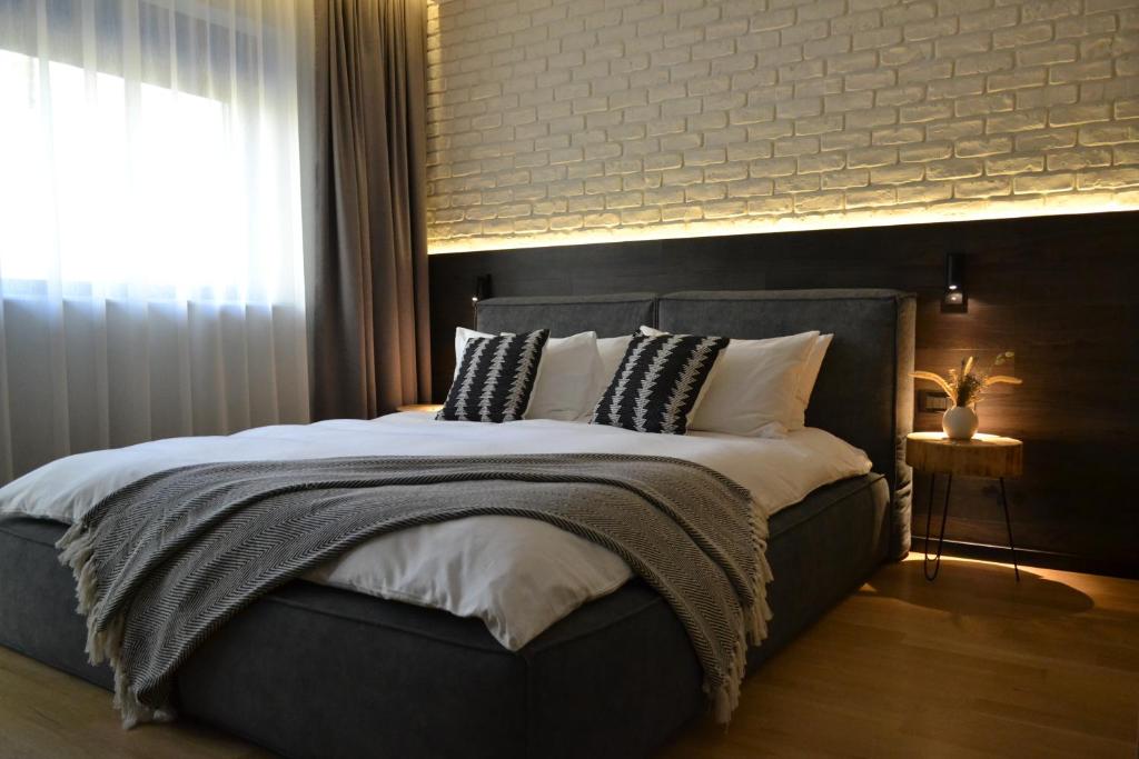 A bed or beds in a room at Pensiunea Amonte