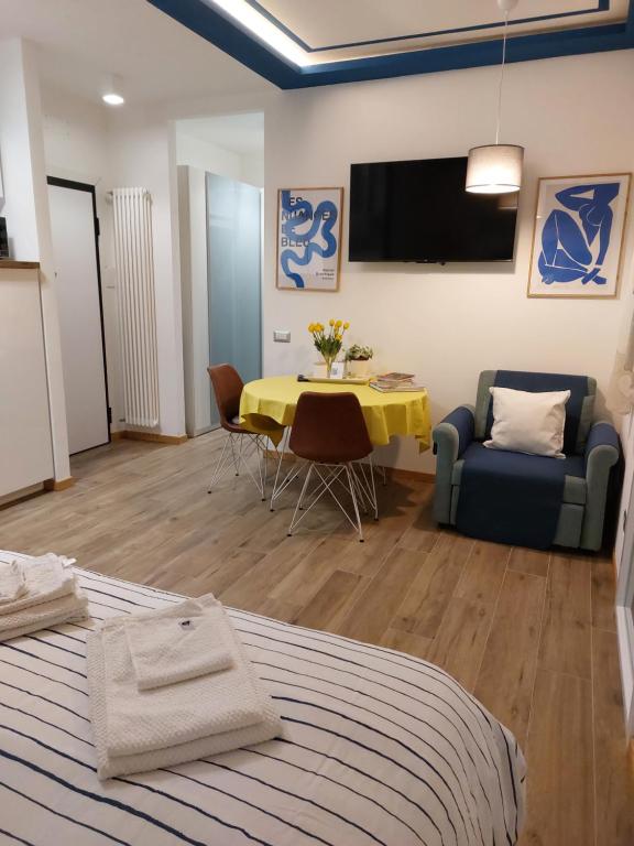 - un salon avec une table jaune et un canapé dans l'établissement In Blu Santo Ospedale, à Padoue