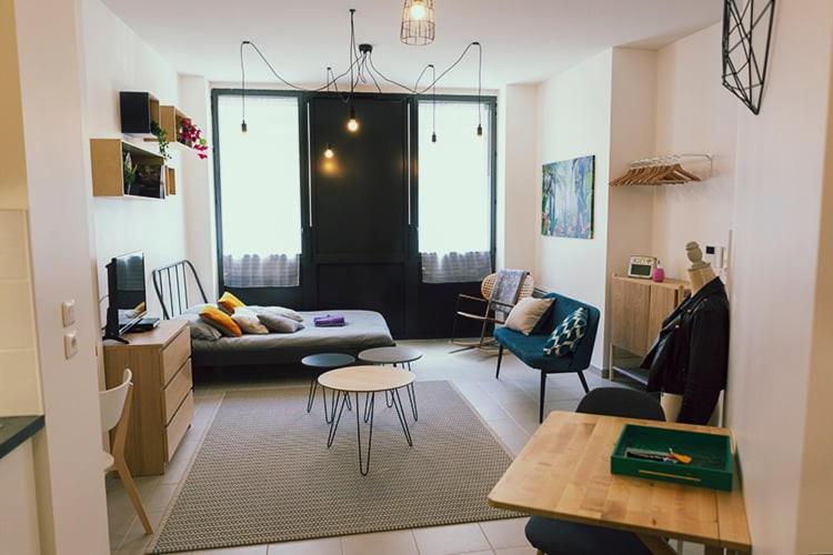 un salon avec un canapé et une table dans l'établissement Matabiau station SNCF - City center, à Toulouse