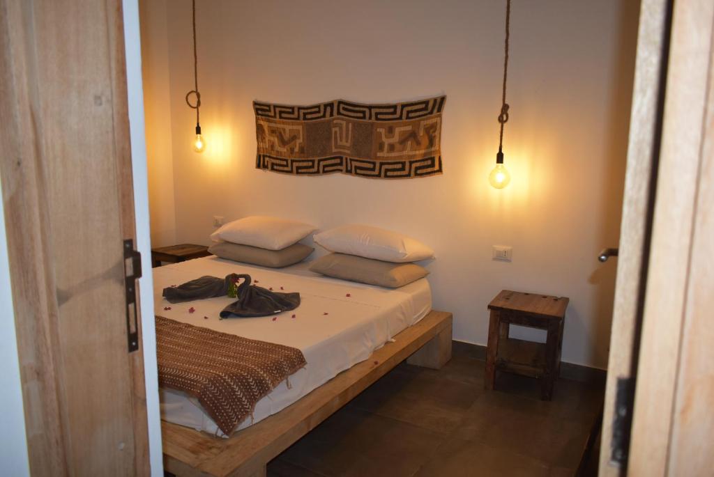 een slaapkamer met een bed met een tas erop bij Villa Julito, Kiwengwa in Kiwengwa