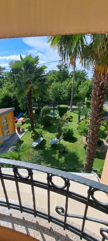Ogród w obiekcie Apartment Marangunija