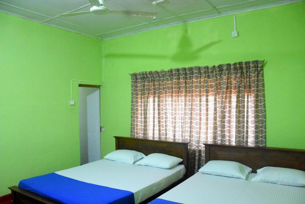 Postel nebo postele na pokoji v ubytování Vidu Guest Anuradhapura