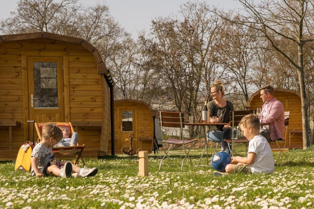 Děti v ubytování Rheingau 524 Schlaffassdorf direkt am Rhein