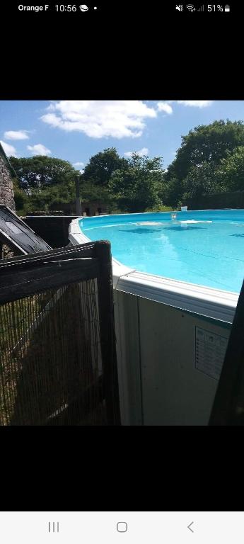 d'un balcon avec vue sur la piscine. dans l'établissement L'Annexe, à Maël-Pestivien