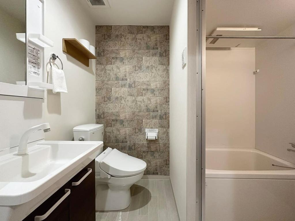 尾道市にあるbHOTEL Yutori - Cozy Nest in Onomichi City for 3ppl near the Stationのトイレ、洗面台、浴槽を備えたバスルーム