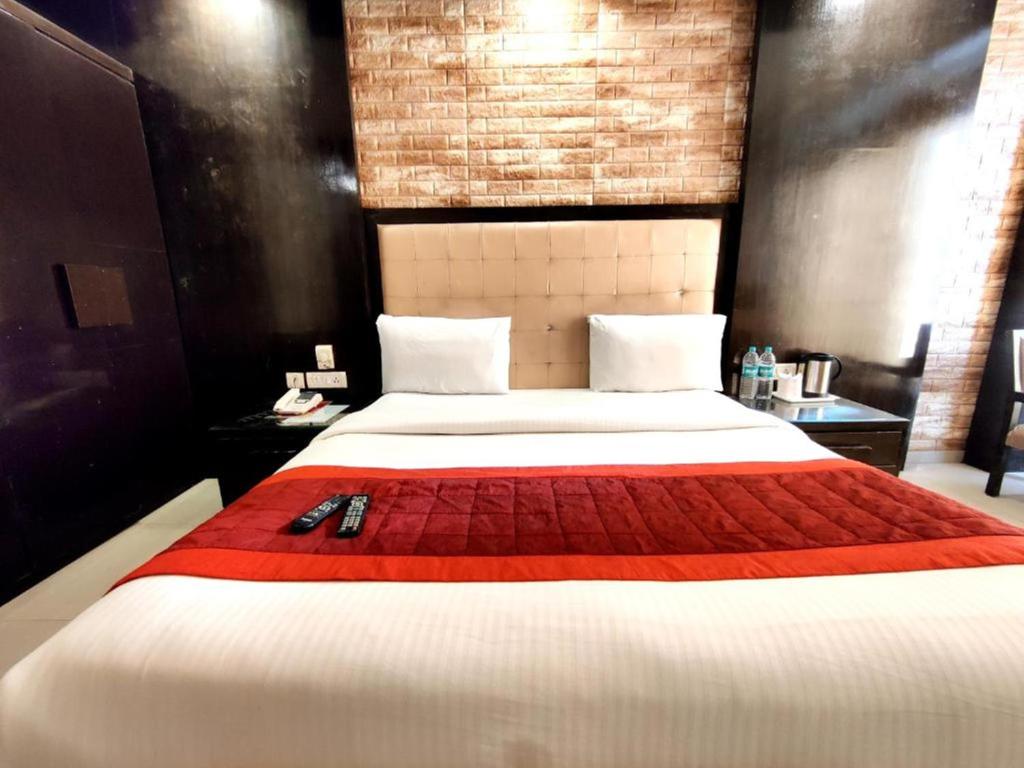 Postel nebo postele na pokoji v ubytování Hotel Delhi Pride, Karol Bagh