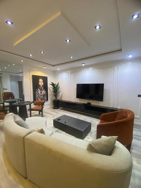 ein Wohnzimmer mit einem Sofa und einem TV in der Unterkunft affordable Apartment in Lagos