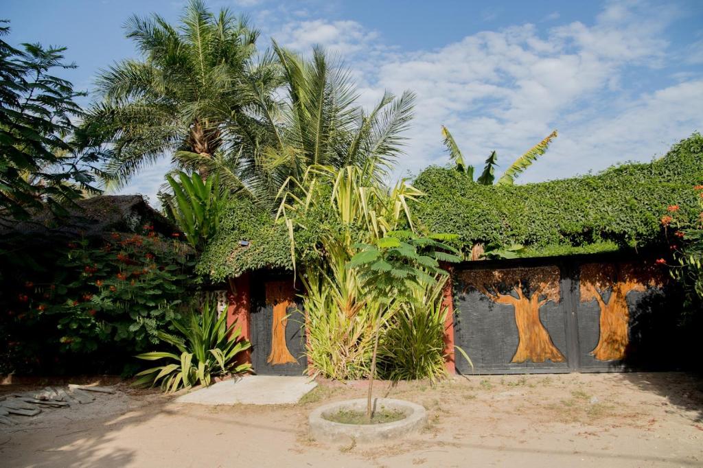 budynek z roślinami po jego stronie w obiekcie Maison Jardin Botanique w mieście Cap Skirring