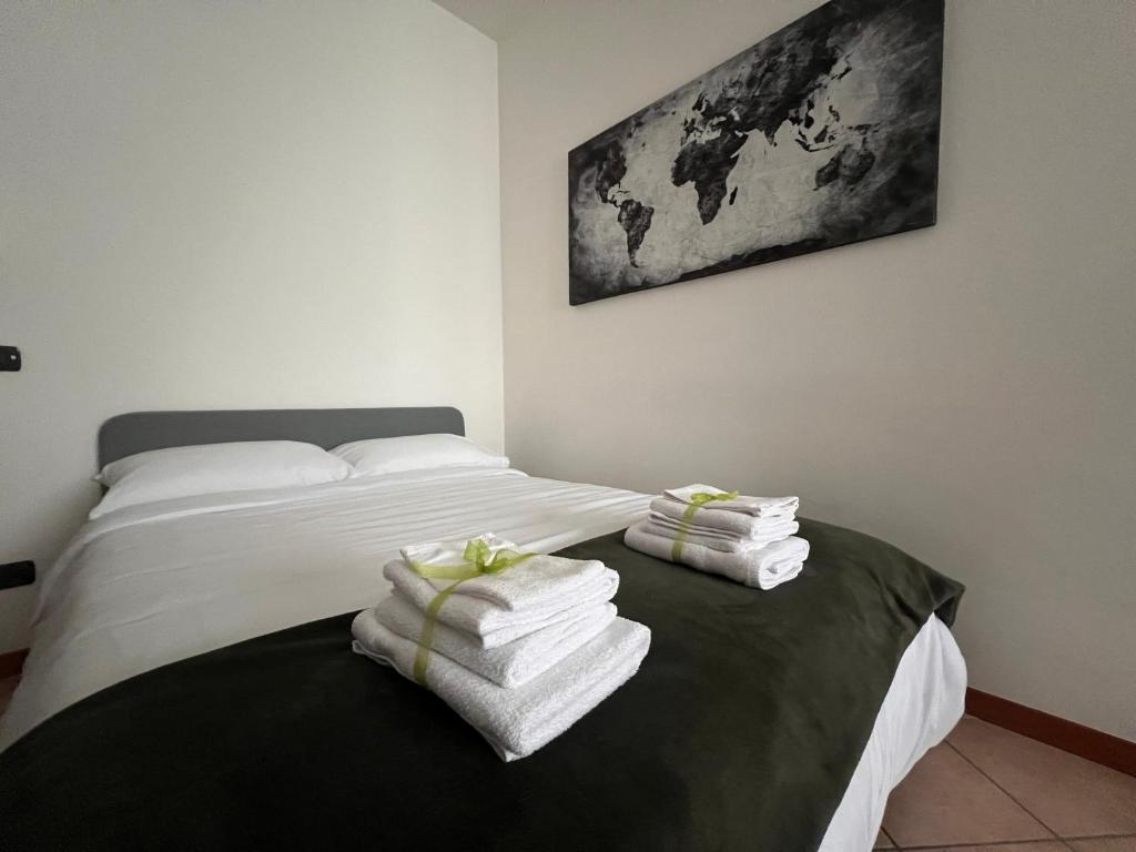 una camera da letto con un letto e asciugamani di Shelby House a Senago