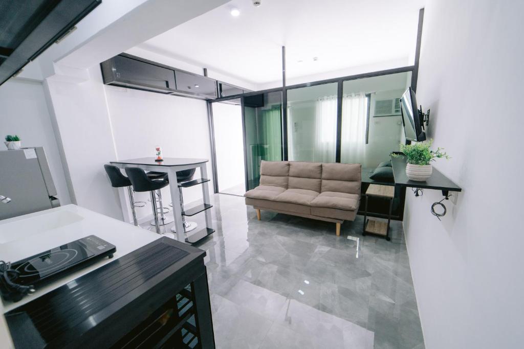 Kuchyň nebo kuchyňský kout v ubytování Royal Oceancrest Mactan Condominium Unit 1418