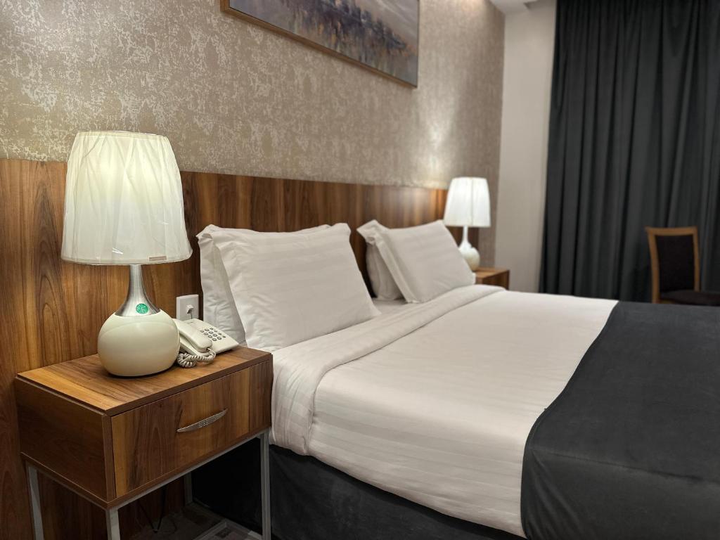Postel nebo postele na pokoji v ubytování Multazam Al-Nnaseem Hotel
