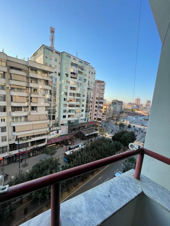 - un balcon avec des bâtiments offrant une vue sur la ville dans l'établissement SkyBase, à Tirana