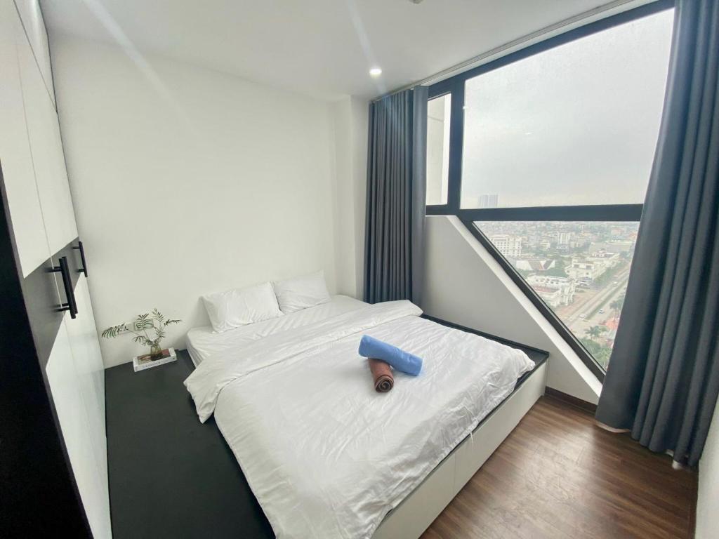 下龍灣的住宿－Chiu Housestay Ha Long，一张小床,位于带大窗户的房间里