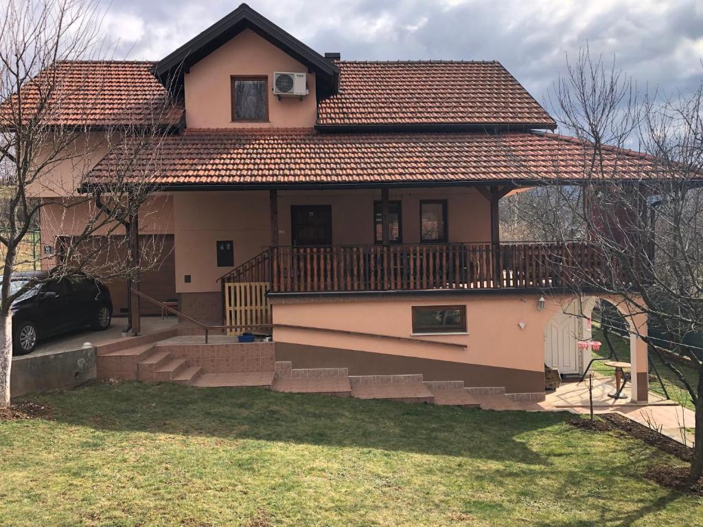 une maison avec une terrasse couverte et un balcon dans l'établissement Villa Tanović, à Sarajevo