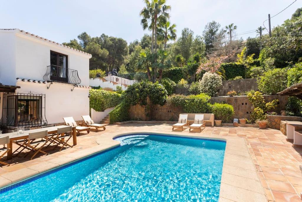 a swimming pool in front of a villa at Casa Nunca Javea: geniet van het uitzicht in Jávea