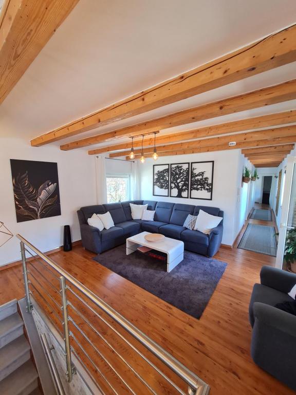 een woonkamer met een bank en een tafel bij Ferienwohnung Ambiente in Garmisch-Partenkirchen