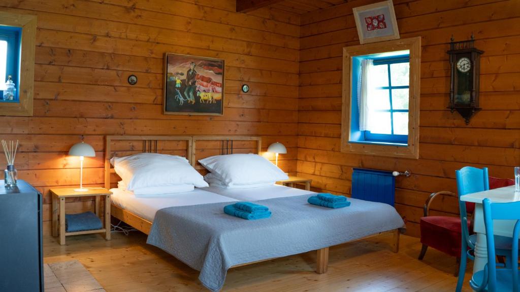 Postel nebo postele na pokoji v ubytování Apartmánová chalupa v Dvore u maliara