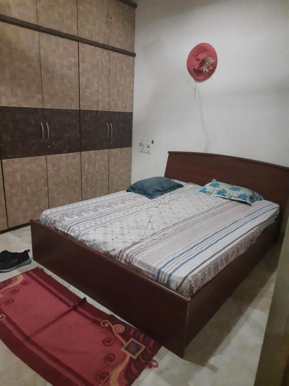 uma cama num quarto com um balão vermelho na parede em Premanand's House em Raipur