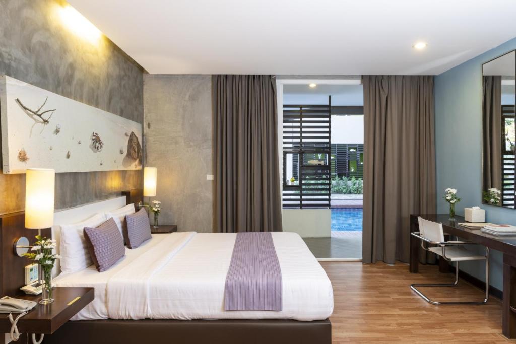 Postel nebo postele na pokoji v ubytování Silathip Huahin Serviced Apartment & Hotel