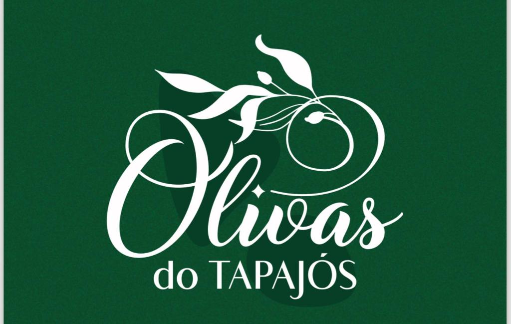 a green sign with an apple and the words files do tacos at Pousada Olivas do Tapajós in Belterra