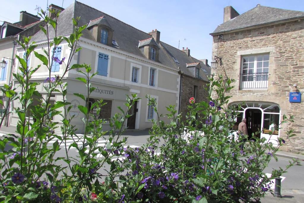un bâtiment avec un bouquet de fleurs devant dans l'établissement La gargouille de bricourt : maison de 4 chambres ., à Cancale