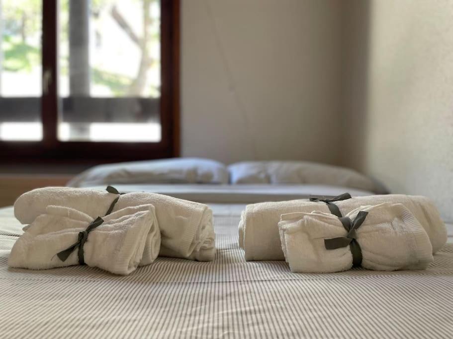 - 2 lits avec serviettes au-dessus d'un lit dans l'établissement Fuite en Montagne, à Crans-Montana
