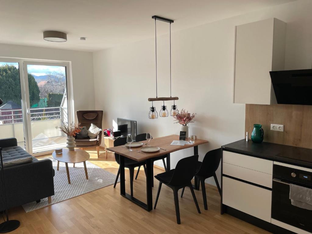 eine Küche und ein Wohnzimmer mit einem Tisch und Stühlen in der Unterkunft Villa LORA - Ferienwohnung Federspiel in Mautern
