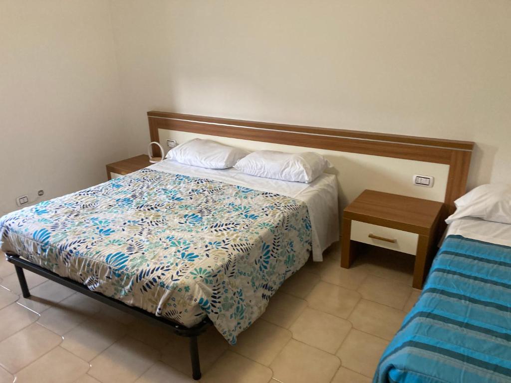 ミラノにあるAppartamento Loretoのベッドルーム1室(青と白の掛け布団付きのベッド1台付)