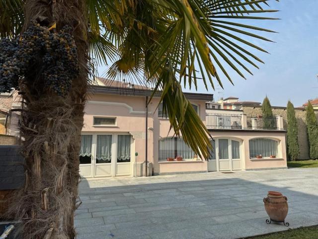 uma casa grande com uma palmeira em frente em Villa Simona 1 em Voghera