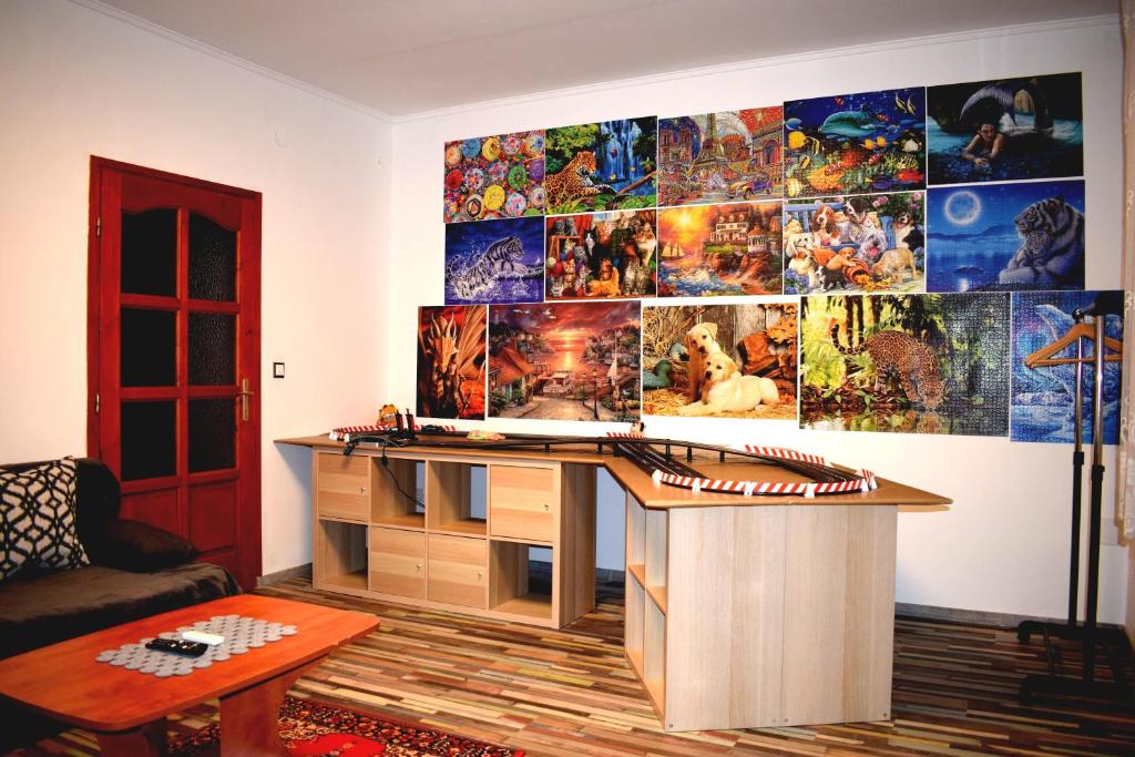Pokój z biurkiem i ścianą z obrazami w obiekcie Spacious house in the outskirts of Budapest w Budapeszcie