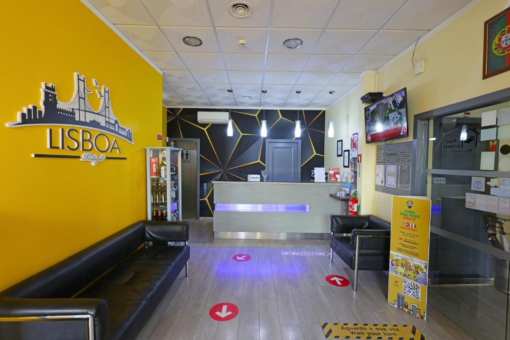 um restaurante lobo com paredes amarelas e uma pista de bowling em Pensao Praca Da Figueira em Lisboa