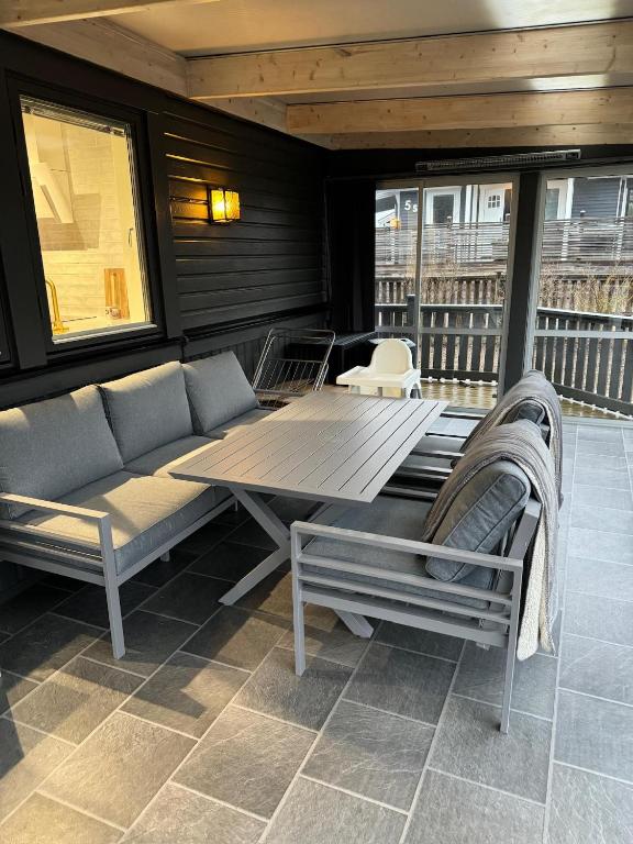 Posezení v ubytování Charming 2-floor house by the sea in Ahus Sweden