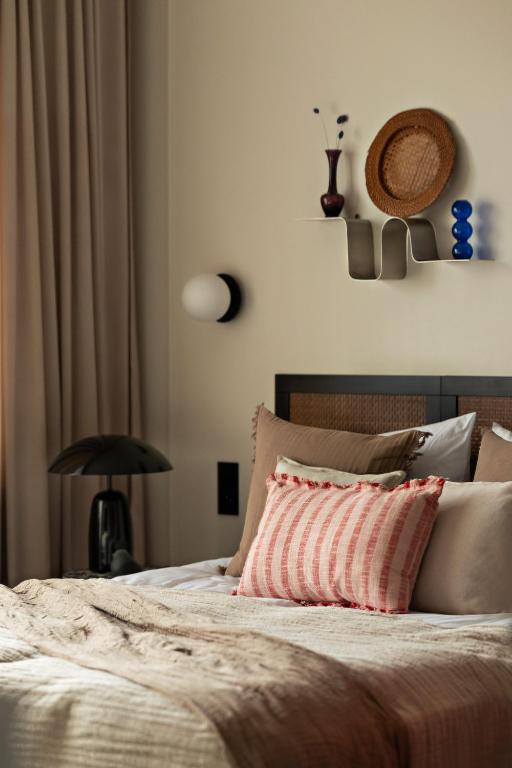a bedroom with a bed with a pink pillow and a lamp at Nafenna 2-Bedroom Apartment in OLD TOWN in Kraków