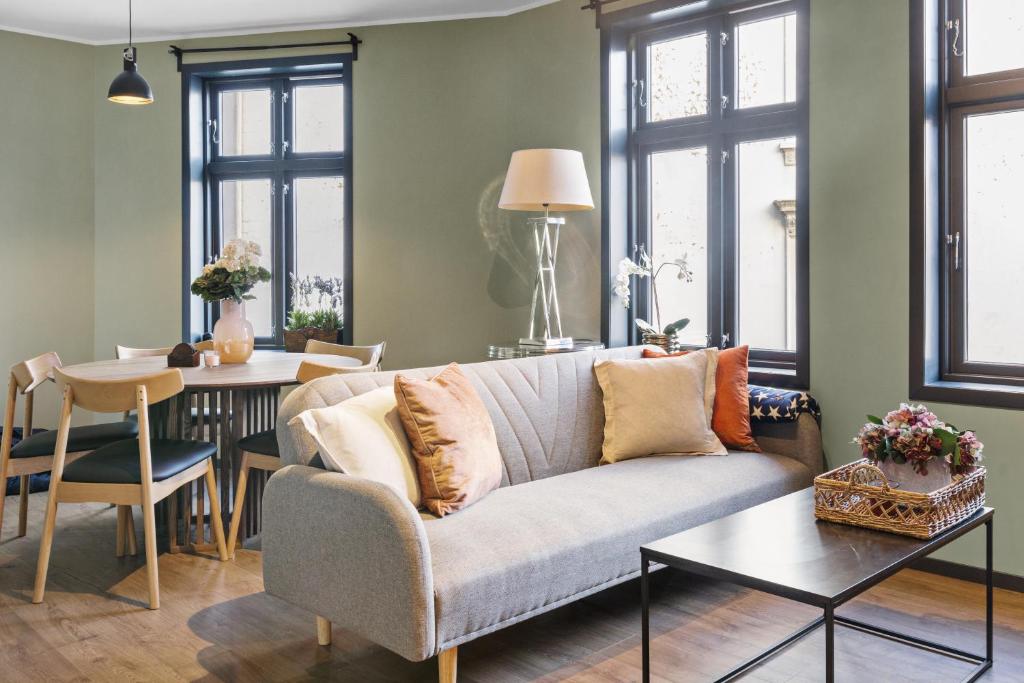 un salon avec un canapé et une table dans l'établissement Elegant Urban Apartment, à Bergen