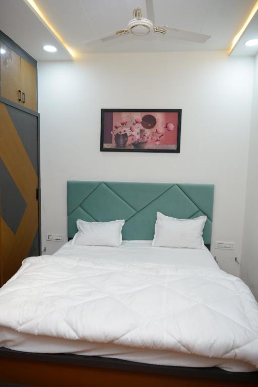 1 dormitorio con 1 cama blanca grande y cabecero verde en Hotel Panache The Escape - Home Stay, en Jhālāmand