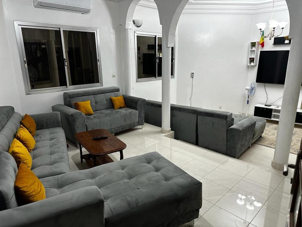 sala de estar con sofás, mesa y sofá en La belle étape, en Dakar