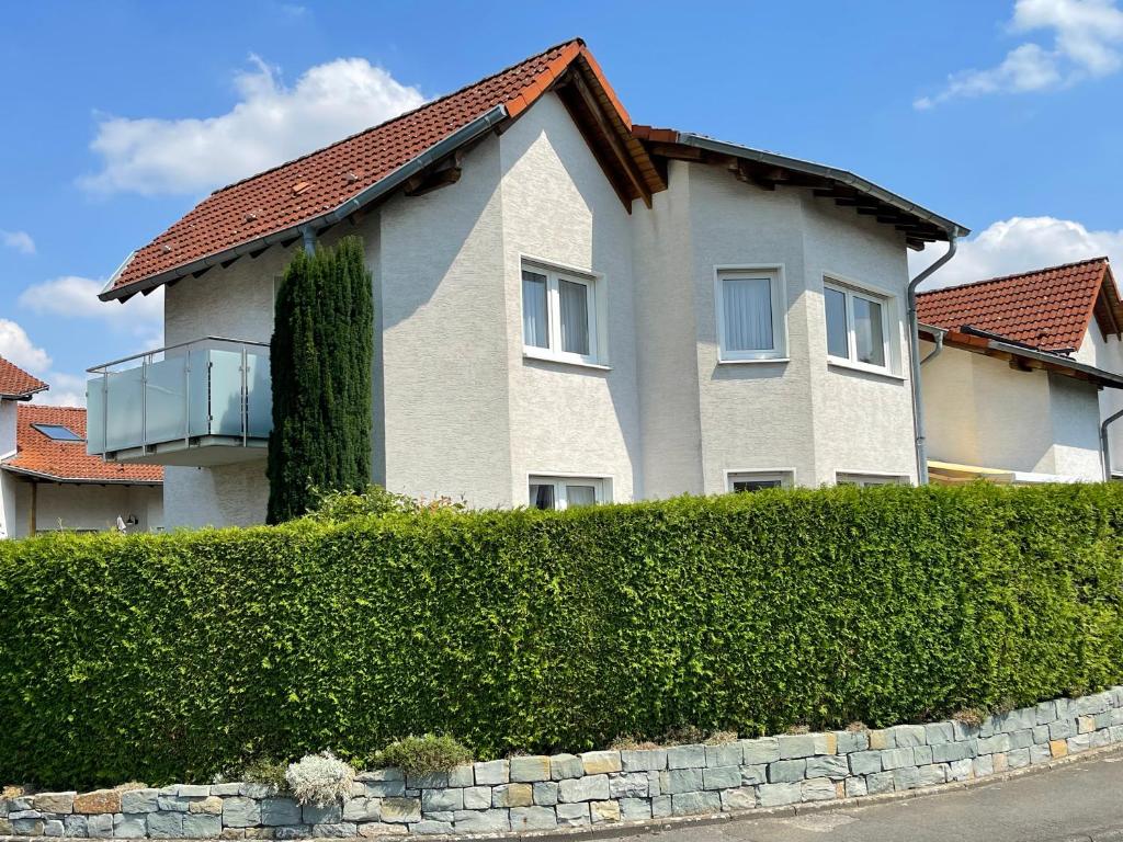 uma casa com uma varanda no topo de uma sebe em Haus Sauer Bad Sassendorf em Bad Sassendorf