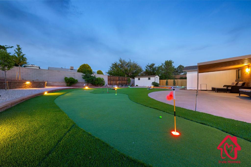 a putting green with a red flag on it at Casa De Paradise Hills in Albuquerque