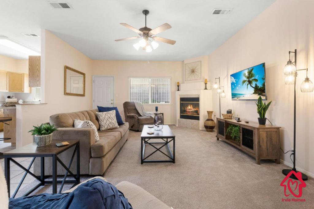 uma sala de estar com um sofá e uma mesa em Pleasant View - An Irvie Home em Albuquerque