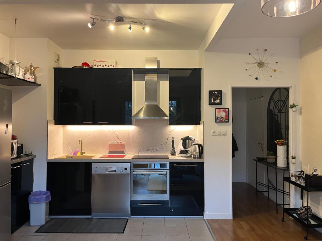 Una cocina o cocineta en Luxueux appartement 4 personnes - Parking gratuit - 20 min de Paris