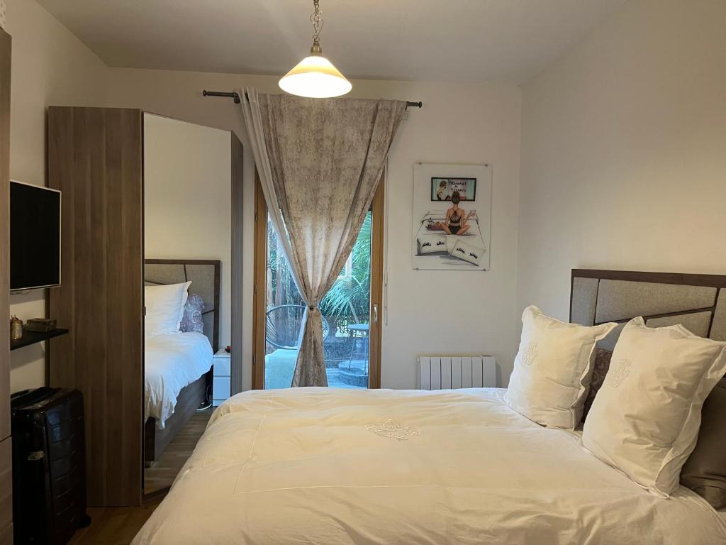 Una cama o camas en una habitaci&oacute;n de Luxueux appartement 4 personnes - Parking gratuit - 20 min de Paris