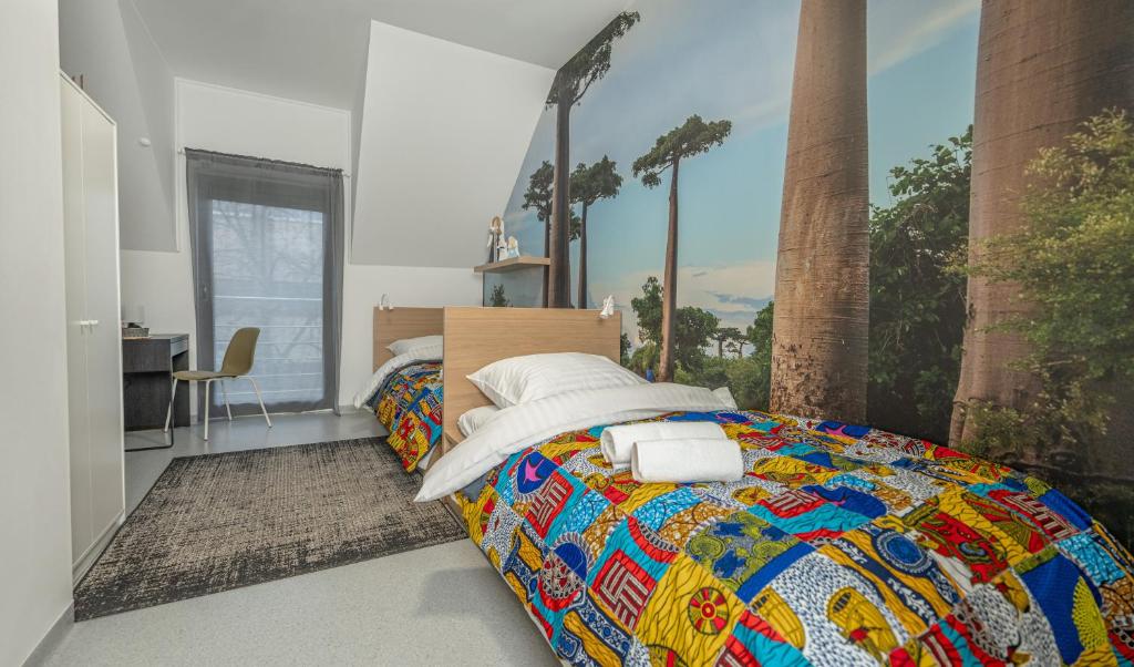 1 dormitorio con 1 cama colorida y vistas en Soul Poznan, en Poznan