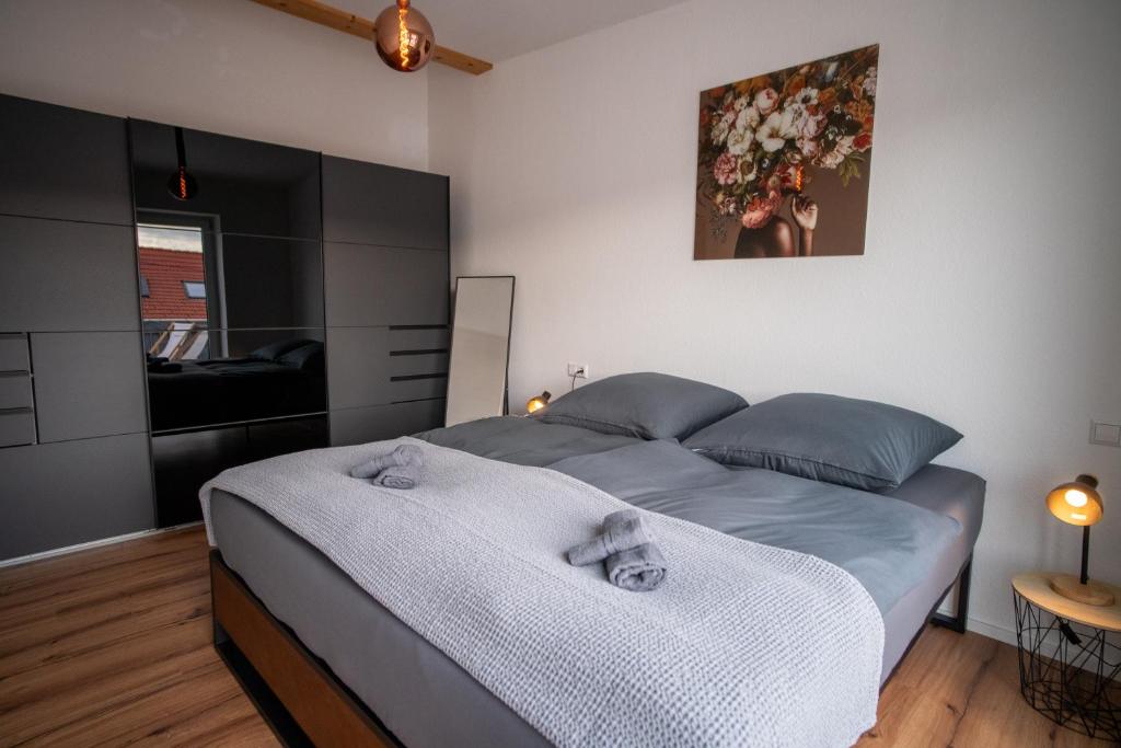 1 dormitorio con 1 cama con toallas en JS-Apartment, en Balingen
