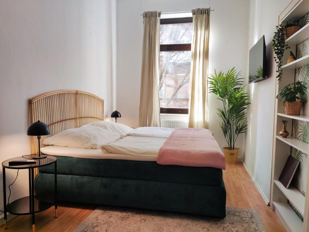 卡爾斯魯厄的住宿－Zen Apartment - 2 bedrooms - kitchen，一间卧室设有一张床和一个窗口