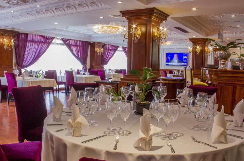 TV a/nebo společenská místnost v ubytování Regency Angkor Hotel