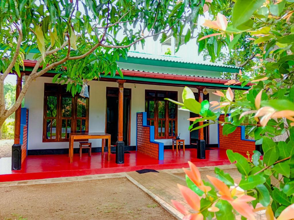 una casa con suelo rojo y patio rojo en Pride Rock Villa, en Sigiriya